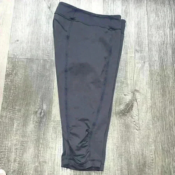 Lululemon Capri size 8 (used good) - Picture 6 of 9
